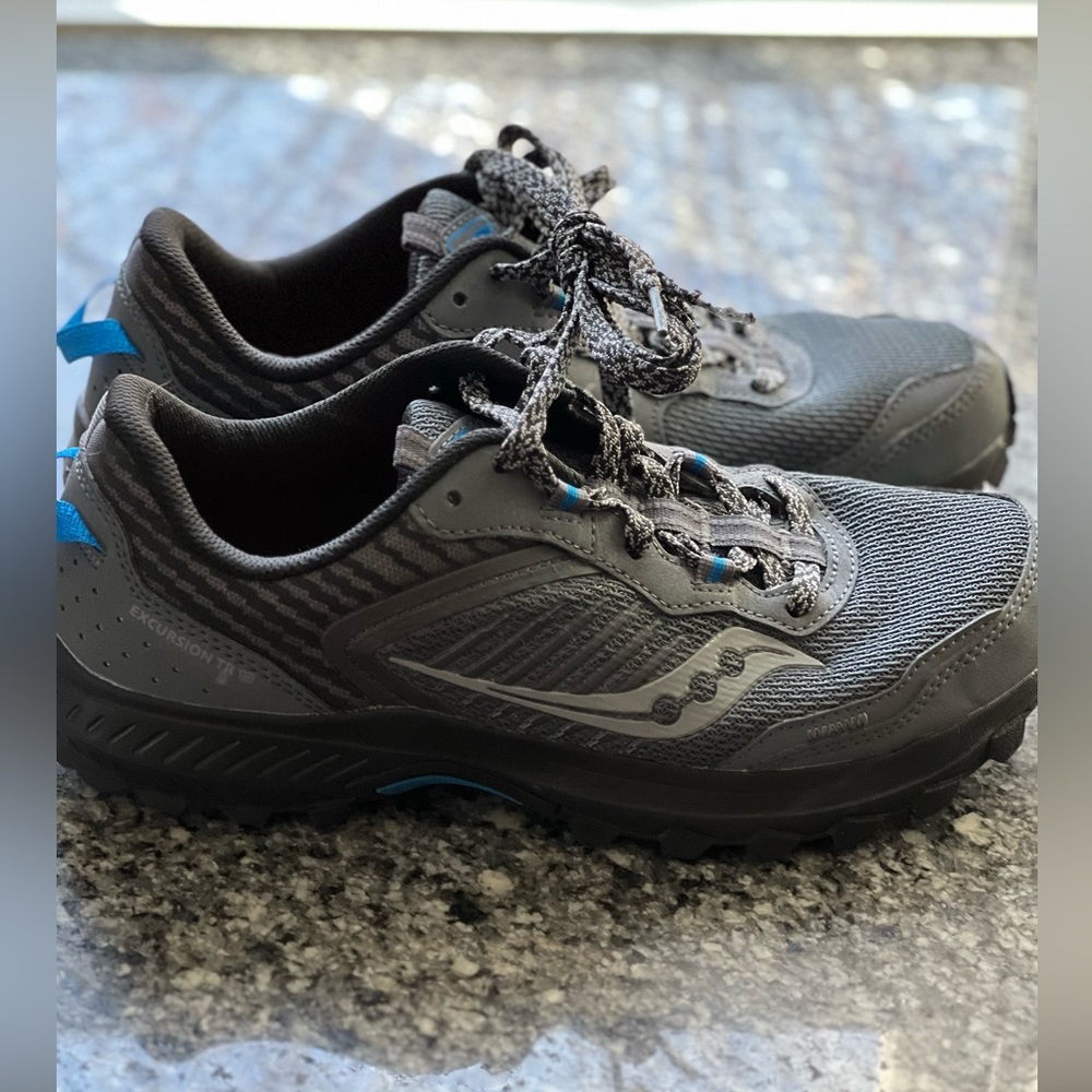 NWOT- Saucony sneakers